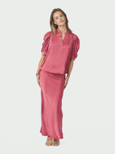 Indlæs billede til gallerivisning NEO NOIR Roella Heavy Sateen Blouse Cherry Pink
