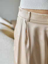 Indlæs billede til gallerivisning NEO NOIR Fayla Drapy Satin Ballon Dark Sand
