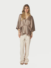 Indlæs billede til gallerivisning NEO NOIR Rivina Heavy Sateen Blouse Dark Taupe
