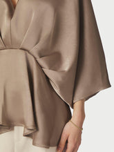 Indlæs billede til gallerivisning NEO NOIR Rivina Heavy Sateen Blouse Dark Taupe

