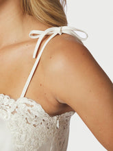 Indlæs billede til gallerivisning NEO NOIR Kaela Heavy Sateen Lace Top Pearl
