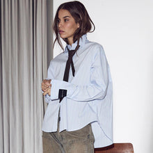 Indlæs billede til gallerivisning HAUTE L'AMITIE Sophie Classy Stripe Shirt Pale Blue
