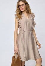 Indlæs billede til gallerivisning CO' COUTURE Hera Frill SS Crop Dress Walnut
