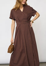 Indlæs billede til gallerivisning CO' COUTURE Elara Wrap Dress Dark Brown
