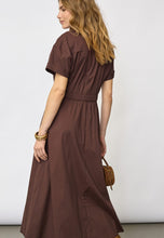 Indlæs billede til gallerivisning CO' COUTURE Elara Wrap Dress Dark Brown
