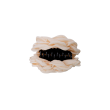 Indlæs billede til gallerivisning BLACK COLOUR Bcvilla Mega Flower Hair Claw Creme
