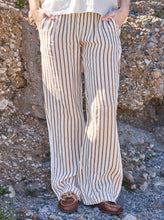 Indlæs billede til gallerivisning BLACK COLOUR Bcmelina Wide Pants Linen Camel Stripe
