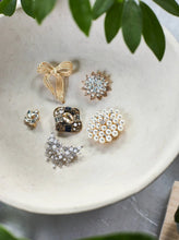 Indlæs billede til gallerivisning BLACK COLOUR Bcrococo Brooch Navy Gold Coloured

