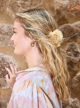 Indlæs billede til gallerivisning BLACK COLOUR Bcglassy Flower Hair Claw Yellow
