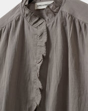 Indlæs billede til gallerivisning SOFIE SCHNOOR Edna Frilled Shirt Stone Grey
