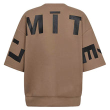 Indlæs billede til gallerivisning HAUTE L'AMITIE Maxi Split Logo Sweat Walnut

