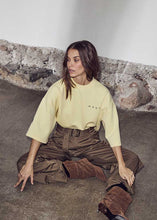 Indlæs billede til gallerivisning HAUTE L'AMITIE Maxi Split Logo Sweat Yellow

