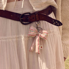 Indlæs billede til gallerivisning MAANESTEN Bow Keychain Sum Stripe/Peach
