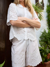 Indlæs billede til gallerivisning BLACK COLOUR Bcagneta Lace Blouse Off White
