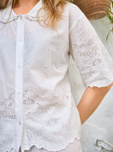 Indlæs billede til gallerivisning BLACK COLOUR Bcagneta Lace Blouse Off White
