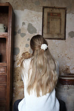 Indlæs billede til gallerivisning O'TAY Small Scrunchie Flower Off White
