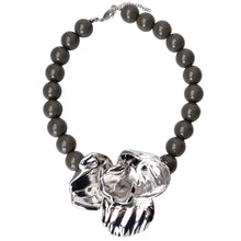 Indlæs billede til gallerivisning BLACK COLOUR Bccastelli Flower Necklace (guld/sølv)
