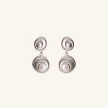 Indlæs billede til gallerivisning PERNILLE CORYDON Shell Flower Earrings

