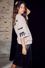 Indlæs billede til gallerivisning HAUTE L'AMITIE Maxi Split SS Logo Sweat Beige

