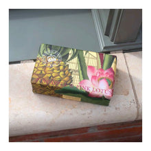 Indlæs billede til gallerivisning KEW GARDENS Pineapple &amp; Pink Lotus Soap 240 g
