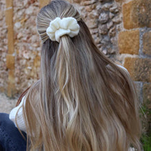 Indlæs billede til gallerivisning O'TAY Medium Scrunchie Off White
