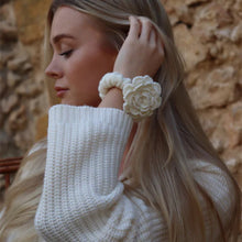 Indlæs billede til gallerivisning O'TAY Small Scrunchie Flower Off White
